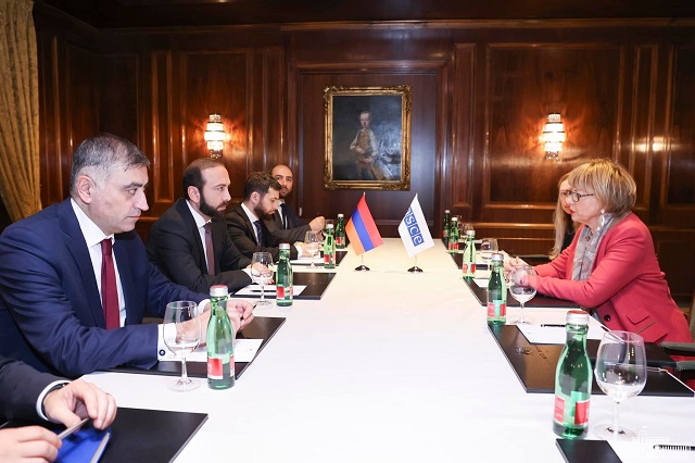 В ходе встречи с генсеком ОБСЕ министр иностранных дел РА отметил, что продолжающиеся провокации Азербайджана, неуважение к достигнутым договоренностям, воинственная риторика в значительной степени препятствуют усилиям армянской стороны, направленным на установление безопасности и стабильности в регионе