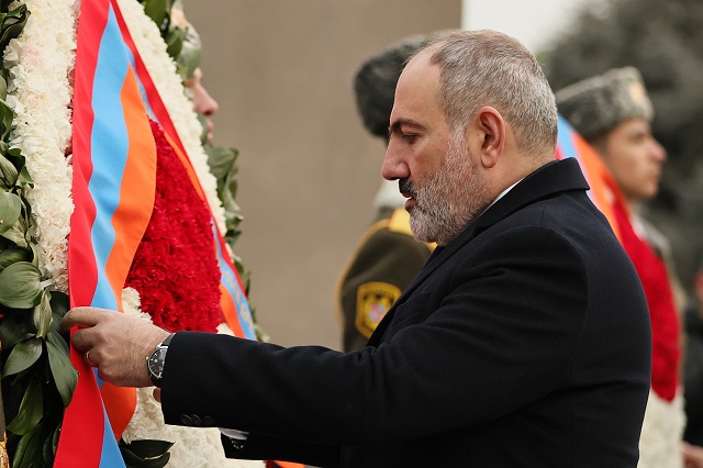 Хочу поблагодарить всех тех военнослужащих: от рядовых до офицеров и генералов, которые самоотверженно служат Армянской армии и Армянской государственности. Никол Пашинян