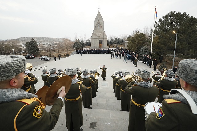 По случаю Дня армии премьер-министр Никол Пашинян посетил воинский пантеон “Ераблур”