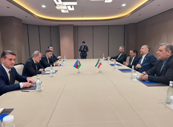 Министры иностранных дел Ирана и Азербайджана встретились, чтобы обсудить региональные и международные соглашения. ИРНА