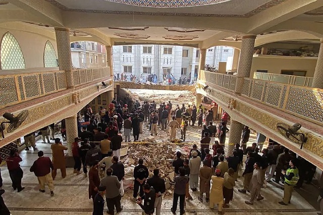 Число жертв при взрыве в мечетив в Пакистане возросло до 28