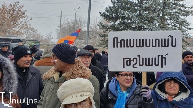 «Ситуация станет напряженной. Для Армении начнется период серьезных испытаний». Демонстрация возле военной базы в Гюмри