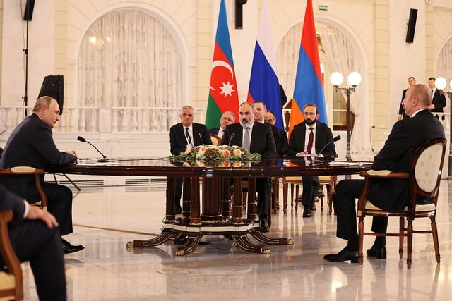 Армения прилагает все усилия для того, чтобы протолкнуть тему Карабаха в мирный договор. Алиев