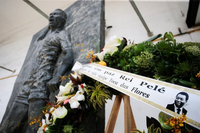 Гроб с телом Пеле доставили на стадион «Сантоса»