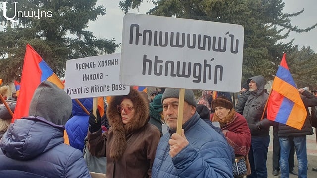 «Вместе с русскими должен уйти и Пашинян». Демонстрация перед военной базой в Гюмри