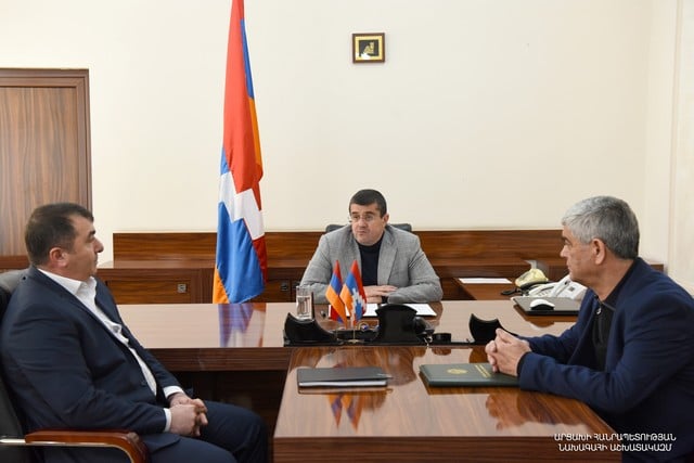 Араик Арутюнян представил нового секретаря Совета безопасности сотрудникам аппарата президента Республики Арцах