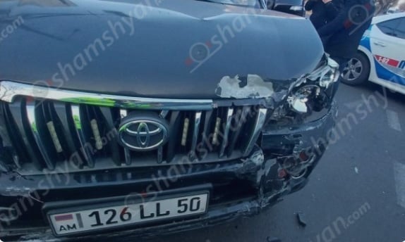 Служебный автомобиль секретаря Совета безопасности Армена Григоряна попал в ДТП. Shamshyan.com