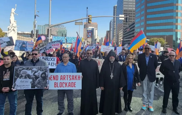 «Блокада Арцаха — это попытка уничтожить армян»: перекрывая бульвар, протестующие заблокировали вход в консульство Азербайджана в Лос-Анджелесе