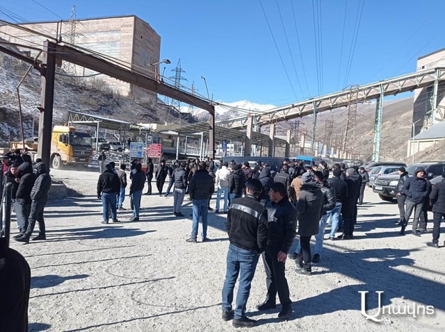 Демонстранты перекрыли дорогу, ведущую к руднику, не давая передвигаться грузовикам Зангезурского медно-молибденового комбината