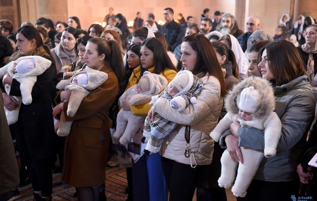 В соборе Святой Богоматери прошла церемония вручения освященных крестов младенцам, родившимся во время блокады в Арцахе