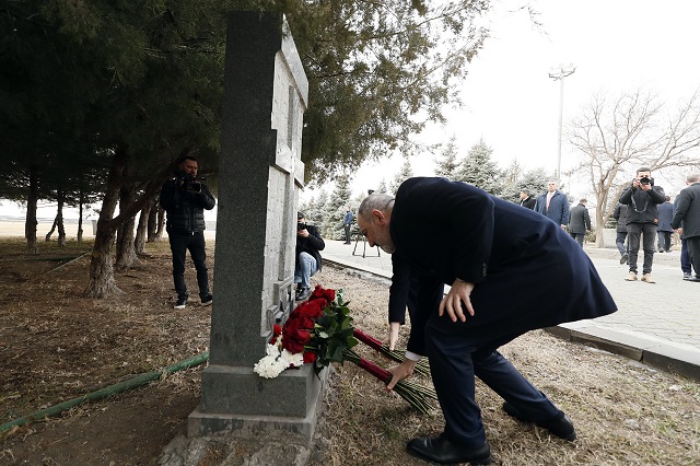 Премьер-министр воздал дань уважения памяти жертв Сумгаитских погромов