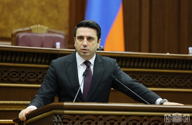 Ален Симонян призвал парламентскую оппозицию уйти с политического поля, открыв дорогу новой оппозиции