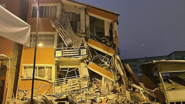 Мощное землетрясение: счет погибших идет на сотни и в Турции, и в Сирии. Euronews