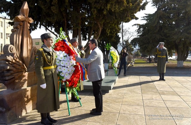 Араик Арутюнян почтил память жертв Сумгаитского преступления