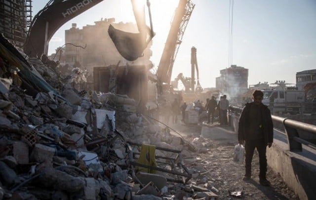 Число жертв землетрясения в Турции продолжает расти