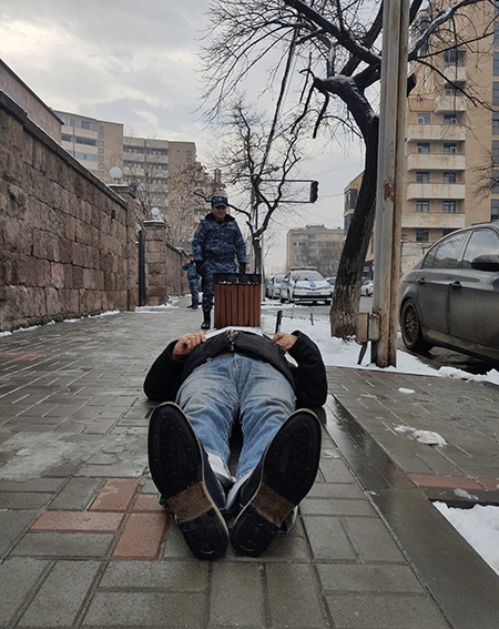 Вардгес Гаспари — лежа на земле перед зданием НС РА: «Возврата к прошлому не будет, не должно быть»