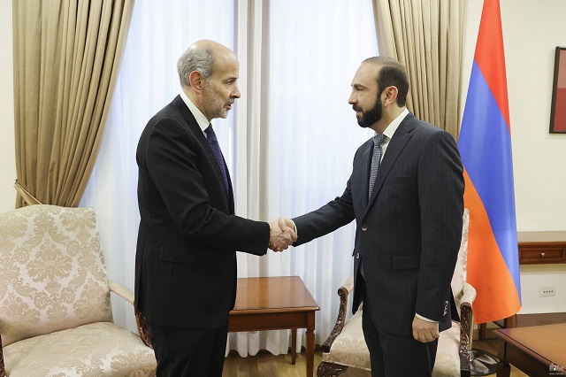Стороны коснулись размещения в Армении гражданской наблюдательской миссии ЕС и других вопросов партнерства Армения-ЕС, принимая во внимание, что с июля Испания примет председательство в Совете ЕС
