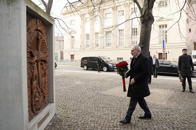 Никол Пашинян посетил Фонд Конрада Аденауэра, почтил память жертв Геноцида армян