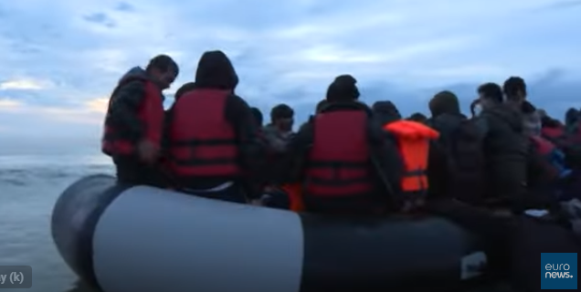 «Мы не нарушаем закон»: мигрантов, переплывших Ла-Манш, будут депортировать. Euronews