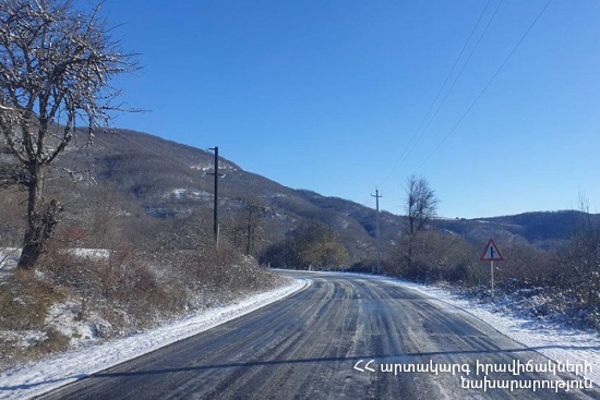 В городах Каджаран и Джермук, на автодорогах Агвани-Татев, Сараван-«Зангер» и на участке под названием «Мегру сар» идет снег