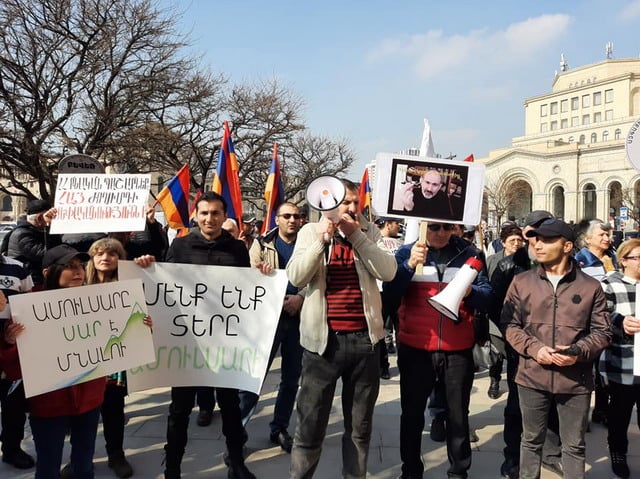 «Никол Пашинян, убери свои грязные руки от Амулсара: Амулсар — только гора!». Участники демонстрации НДП