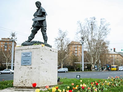 Скульптуру Родена перенесут, статую Шарля Азнавура установят в центре площади Франции