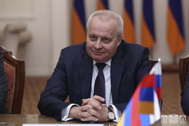Сергей Копыркин сообщил, что на данный момент обсуждаются вопросы по открытию русских школ в Армении
