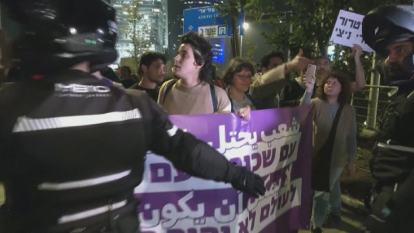 Протесты в Израиле переросли в столкновения с полицией. Стражам порядка пришлось спасать жену премьер-министра. Deutsche Welle