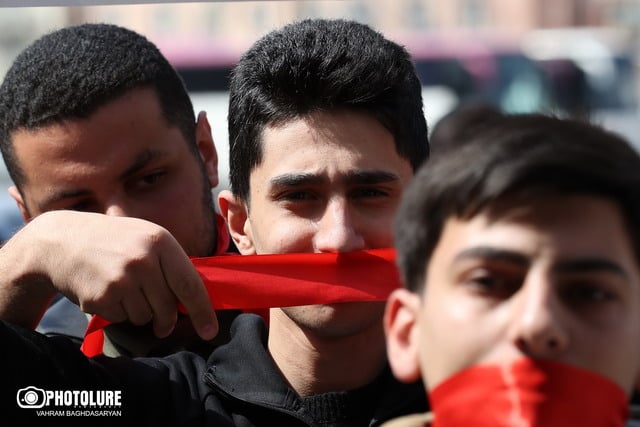 Молодежь АРФД завязала себе рты красными лентами: более 100 дней, 120 тысяч армян находятся в блокаде, а власти РА молчат