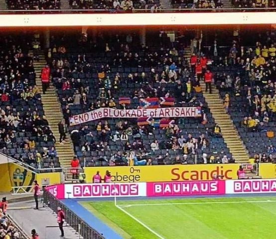 Баннер с призывом «Разблокировать Арцах» развернули во время футбольного матча между Швецией и Азербайджаном