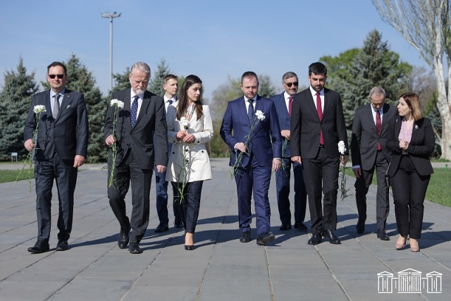 Делегация НС Словакии возложила цветы к Вечному огню памяти жертв Геноцида армян