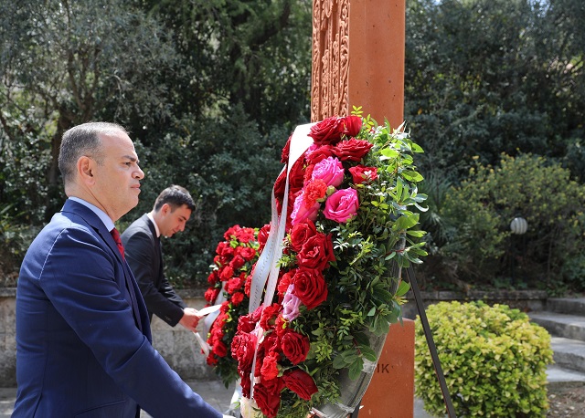 Находящийся в Испании с рабочим визитом Заре Синанян зажег свечи и возложил цветы к армянскому хачкару в Монжуике