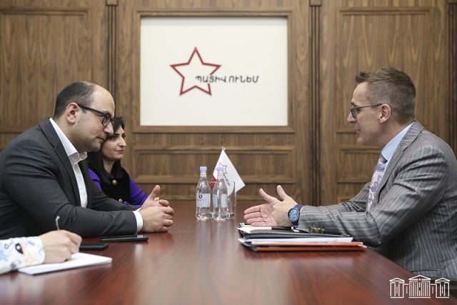 Посол Швейцарии в Армении – во фракции “Честь имею”
