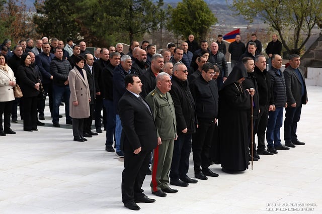В Степанакертском мемориальном комплексе почтили память погибших в ходе Апрельской войны