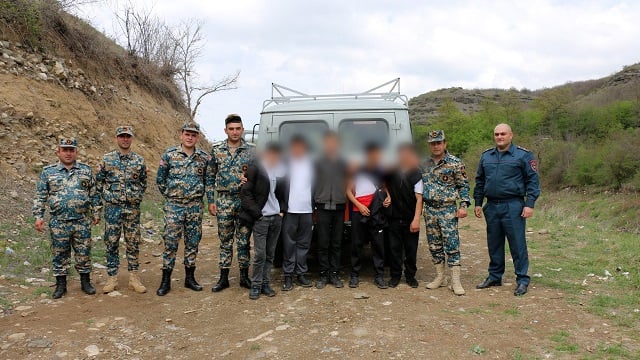 5 подростков заблудились в лесу. Служащие МВД перевезли их в Степанакерт