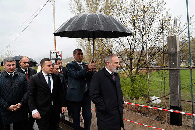 Женщину, метнувшую в Пашиняна зонт, освободили. «Спутник Армения»