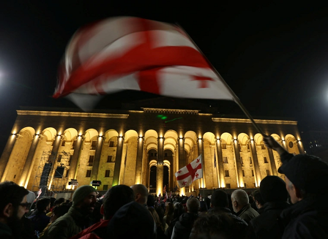 Парламент Грузии приостановил аккредитацию шести оппозиционных журналистов