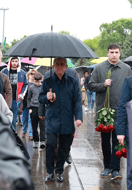 Серж Саргсян почтил память жертв Геноцида армян (Фотосерия)