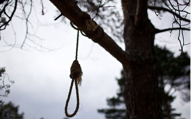 В местечке под названием «Маньюн Баг» нашли повешенным на дереве тело молодого человека