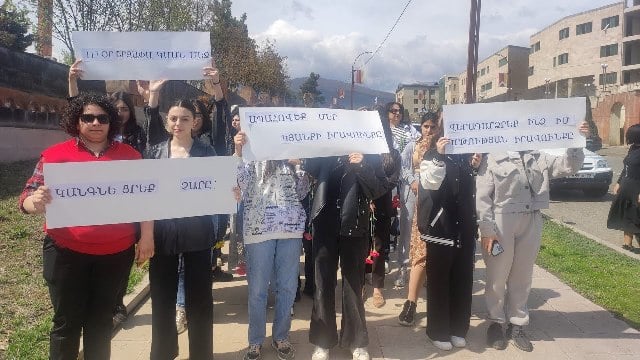 Арцахские женщины организовали шествие в сторону Шуши, призывая открыть дорогу жизни