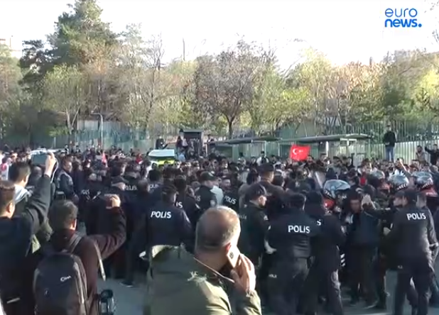 Сорванный митинг в Эрзуруме: оппозиционного мэра Стамбула забросали камнями. Euronews
