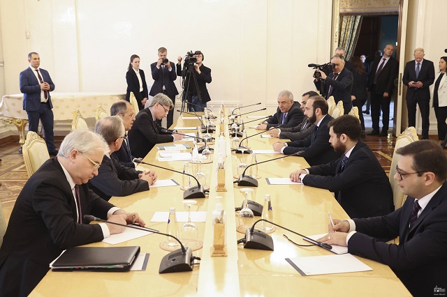 На встрече с Лавровым, Мирзоян подчеркнул, что параллельно с переговорным процессом необходимо исключить применение силы или угрозы силой