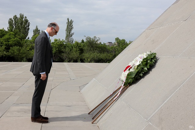 Министр по делам Европы Соединенного Королевства посетил Мемориал памяти жертв Геноцида армян