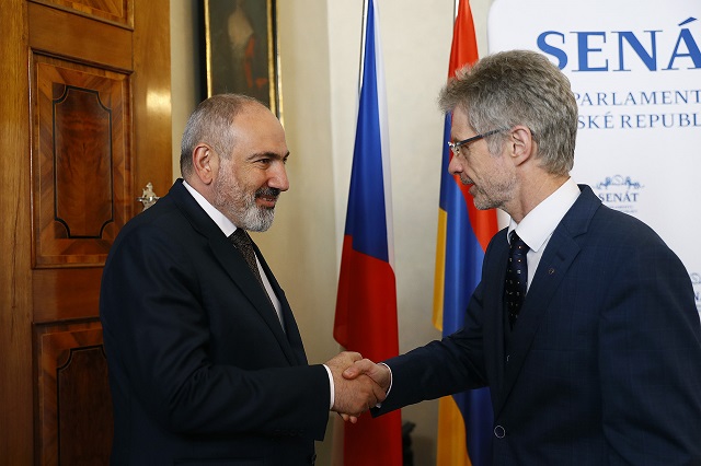Пашинян провел встречу с председателем Сената Чехии