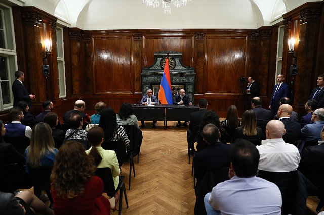 Пашинян ответил на многочисленные вопросы представителей армянской общины Чехии