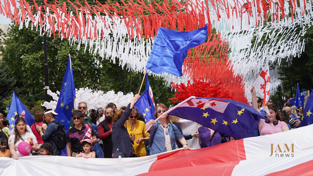 «Граждане выбирают Европу» — шествия с флагами ЕС в День независимости Грузии. JAMnews