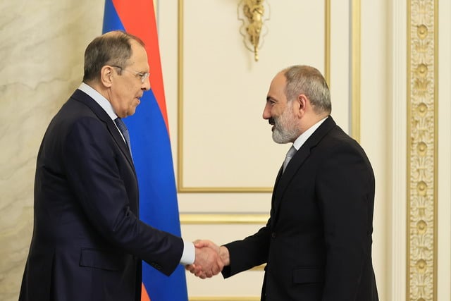 Если бы Ереван согласился на развертывание миссии ОДКБ, то получил бы более стабильную ситуацию. Лавров