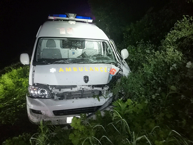 На трассе Иджеван-Ноемберян машина скорой помощи столкнулась с дорожным ограждением и перевернулась