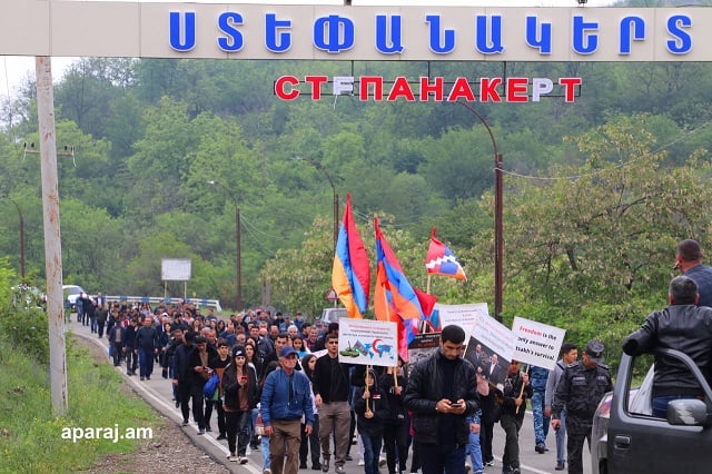Граждане Степанакерта вышли шествием навстречу участникам Корнидзорского митинга. «Апараж»