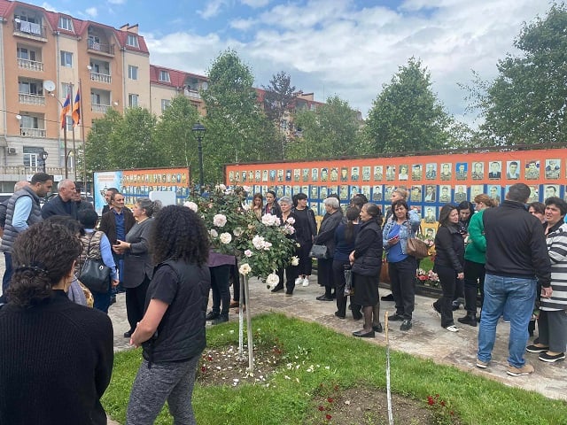 Родители погибших в Степанакерте военнослужащих проводят акцию в поддержку Гаяне Акопян